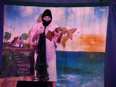 Aktor studia teatralnego Krak-Art na scenie BPiCAK w Dusznikach podczas spektaklu dla dzieci pt. "Złota Rybka"