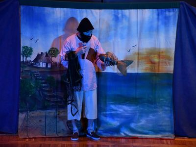 Aktor studia teatralnego Krak-Art na scenie BPiCAK w Dusznikach podczas spektaklu dla dzieci pt. "Złota Rybka"