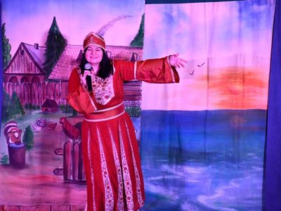 Aktorka studia teatralnego Krak-Art na scenie BPiCAK w Dusznikach podczas spektaklu dla dzieci pt. "Złota Rybka"