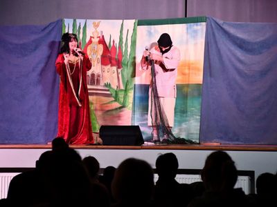 Aktorzy studia teatralnego Krak-Art na scenie BPiCAK w Dusznikach podczas spektaklu dla dzieci pt. "Złota Rybka"
