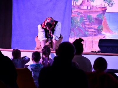 Aktorka studia teatralnego Krak-Art podczas rozmowy z dziećmi
