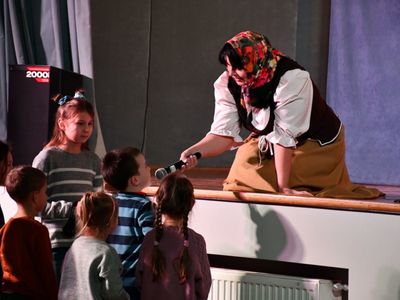 Aktorka studia teatralnego Krak-Art podczas rozmowy z dziećmi
