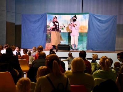 Aktorzy studia teatralnego Krak-Art na scenie BPiCAK w Dusznikach podczas spektaklu dla dzieci pt. "Złota Rybka"
