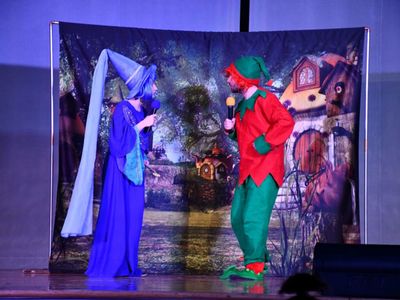 Aktorzy Studia Teatralnego Krak-Art. na dusznickiej scenie