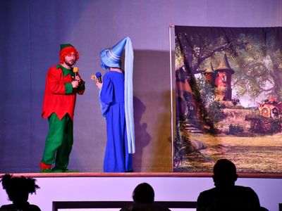 Aktorzy Studia teatralnego Krak-Art. na dusznickiej scenie
