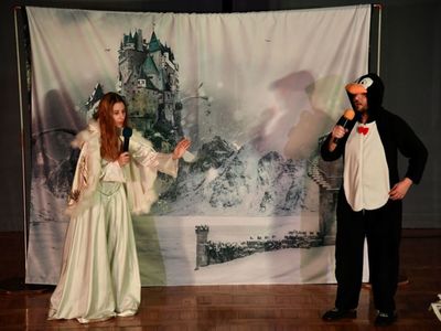 Aktorzy Studia teatralnego Krak-Art. na dusznickiej scenie