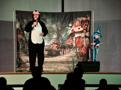 Aktorzy Studia Teatralnego Krak-Art. na dusznickiej scenie