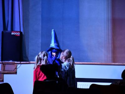 Aktorka Studia Teatralnego Krak-Art. z dziećmi