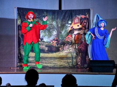 Aktorzy Studia Teatralnego Krak-Art. na dusznickiej scenie