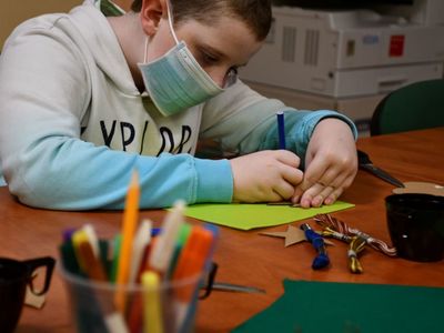 Warsztaty Świątecznego Rękodzieła - uczestnicy podczas pracy