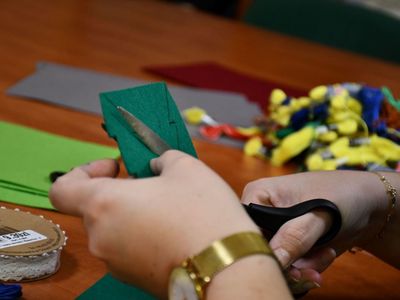 Warsztaty Świątecznego Rękodzieła - uczestnicy podczas pracy