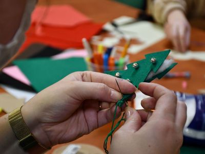 Warsztaty Świątecznego Rękodzieła - uczestnicy podczas pracy