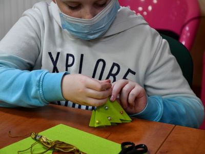 Warsztaty Świątecznego Rękodzieła - uczestnicy podczas pracy