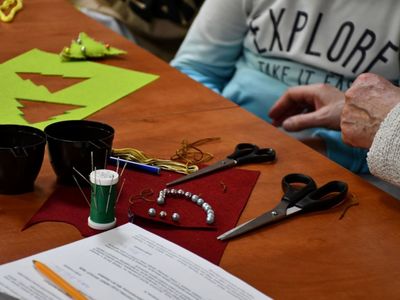 Warsztaty Świątecznego Rękodzieła - uczestnicy podczas pracy