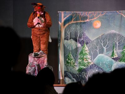 Aktorzy grupy "Blaszany Bębenek" na dusznickiej scenie w spektaklu "Renifer Niko ratuje zimę"