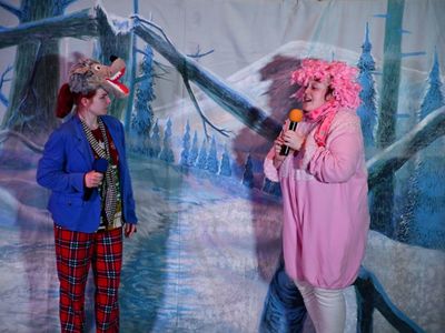 Aktorzy grupy "Blaszany Bębenek" na dusznickiej scenie w spektaklu "Renifer Niko ratuje zimę"
