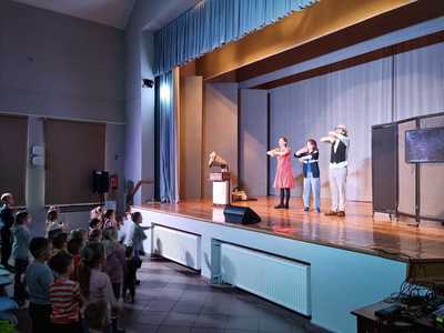 Aktorzy Teatru Kulturka na dusznickiej scenie.