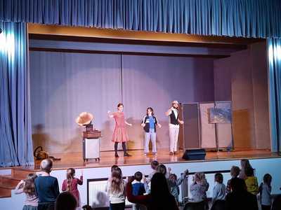 Aktorzy Teatru Kulturka na dusznickiej scenie.