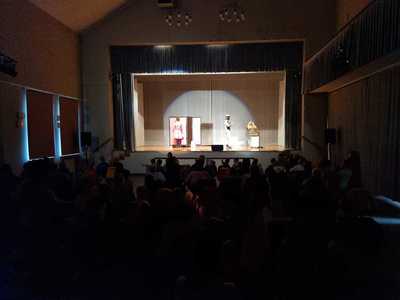 Aktorzy Teatru Kulturka na dusznickiej scenie.