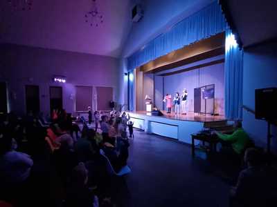 Aktorzy Teatru Kulturka na dusznickiej scenie.