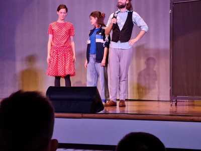 Aktorzy Teatru Kulturka na dusznickiej scenie.