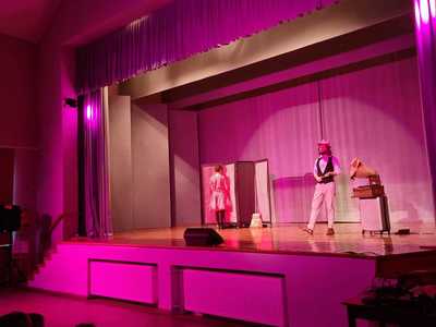 Aktorzy Teatru Kulturka na dusznickiej scenie.