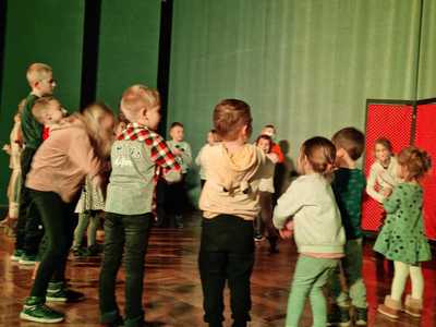 Aktorzy Teatru Kulturka na dusznickiej scenie.