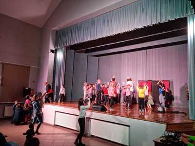 Aktorzy Teatru Kulturka na dusznickiej scenie.
