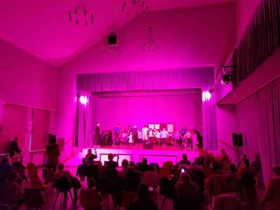 Aktorzy Teatru Kulturka na dusznickiej scenie.