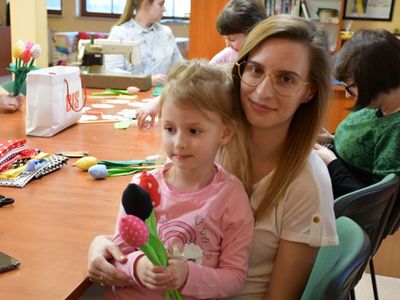 Uczestnicy warsztatów ze swoimi pracami