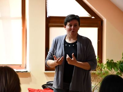 Marta Konek podczas spotkania autorskiego w dusznickiej bibliotece