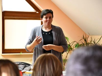 Marta Konek podczas spotkania autorskiego w dusznickiej bibliotece