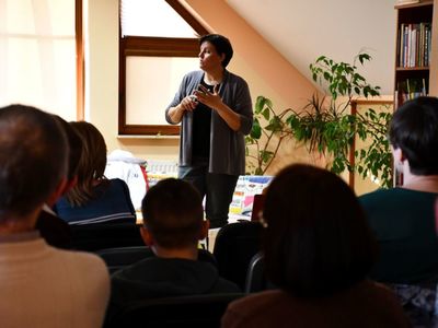 Marta Konek podczas spotkania autorskiego w dusznickiej bibliotece