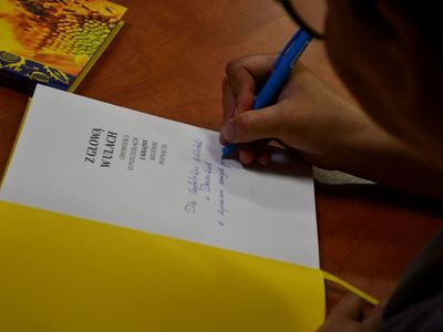 Marta Konek podczas podpisywania swojej książki