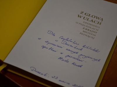 Książka z dedykacją dla czytelników dusznickiej biblioteki
