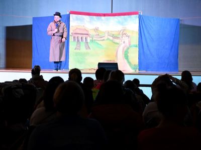 Spektakl teatralny dla dzieci pt. "Detektyw Zagadka na tropie" w wykonaniu aktorów Studia Teatralnego KRAK-ART.