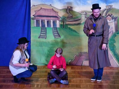 Spektakl teatralny dla dzieci pt. "Detektyw Zagadka na tropie" w wykonaniu aktorów Studia Teatralnego KRAK-ART.