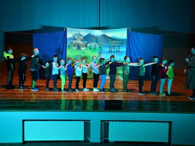 Spektakl teatralny dla dzieci pt. "Detektyw Zagadka na tropie" w wykonaniu aktorów Studia Teatralnego KRAK-ART.