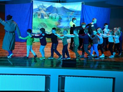 Spektakl teatralny dla dzieci pt. "Detektyw Zagadka na tropie" w wykonaniu aktorów Studia Teatralnego KRAK-ART.