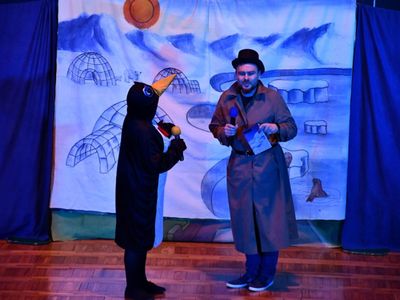 Spektakl teatralny dla dzieci pt. "Detektyw Zagadka na tropie" w wykonaniu aktorów Studia Teatralnego KRAK-ART.