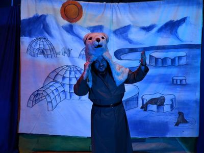 Spektakl teatralny dla dzieci pt. "Detektyw Zagadka na tropie" w wykonaniu aktorów Studia Teatralnego KRAK-ART.