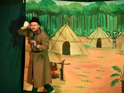 Spektakl teatralny dla dzieci pt. "Detektyw Zagadka na tropie" w wykonaniu aktorów Studia Teatralnego KRAK-ART.