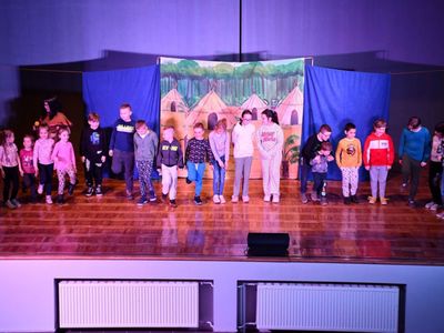 Spektakl teatralny dla dzieci pt. "Detektyw Zagadka na tropie" w wykonaniu aktorów Studia Teatralnego KRAK-ART.