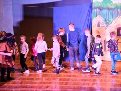 Spektakl teatralny dla dzieci pt. "Detektyw Zagadka na tropie" w wykonaniu aktorów Studia Teatralnego KRAK-ART.
