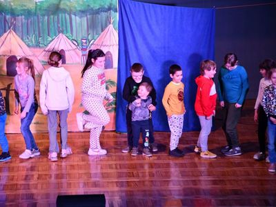 Spektakl teatralny dla dzieci pt. "Detektyw Zagadka na tropie" w wykonaniu aktorów Studia Teatralnego KRAK-ART.