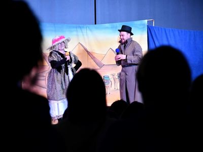 Spektakl teatralny dla dzieci pt. "Detektyw Zagadka na tropie" w wykonaniu aktorów Studia Teatralnego KRAK-ART.