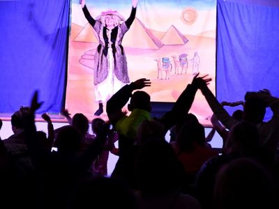 Spektakl teatralny dla dzieci pt. "Detektyw Zagadka na tropie" w wykonaniu aktorów Studia Teatralnego KRAK-ART.