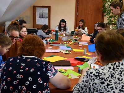 Uczestnicy Rodzinnych Warsztatów Wielkanocnych podczas pracy