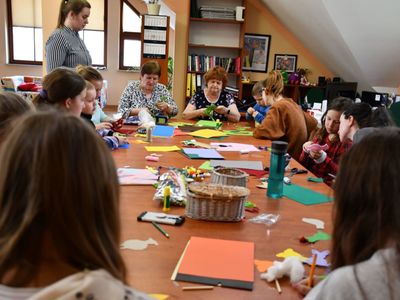 Uczestnicy Rodzinnych Warsztatów Wielkanocnych podczas pracy
