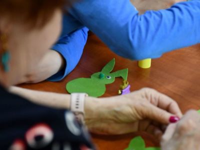 Uczestnicy Rodzinnych Warsztatów Wielkanocnych podczas pracy